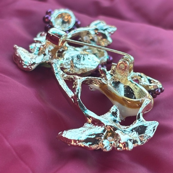 Brand New Whimsical Woodland Field Mouse Raspberry Vine Floral Brooch Enamel Pin - Picture 8 of 12